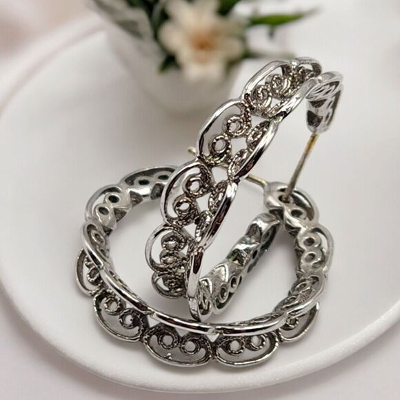 Napier Elegant Filigree Scalloped Edge Dimensional 1" Hoop Earrings Silver Tone - Picture 1 of 9